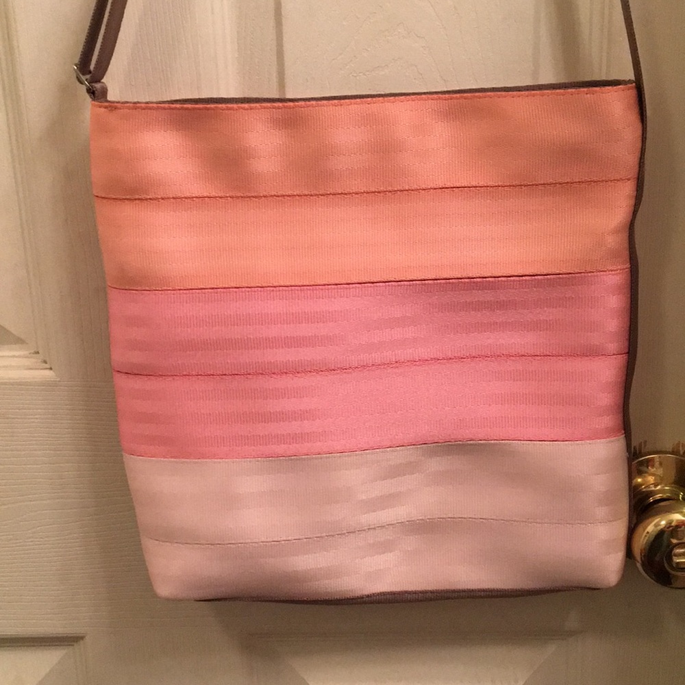 Harvey’s seatbelt streamline crossbody